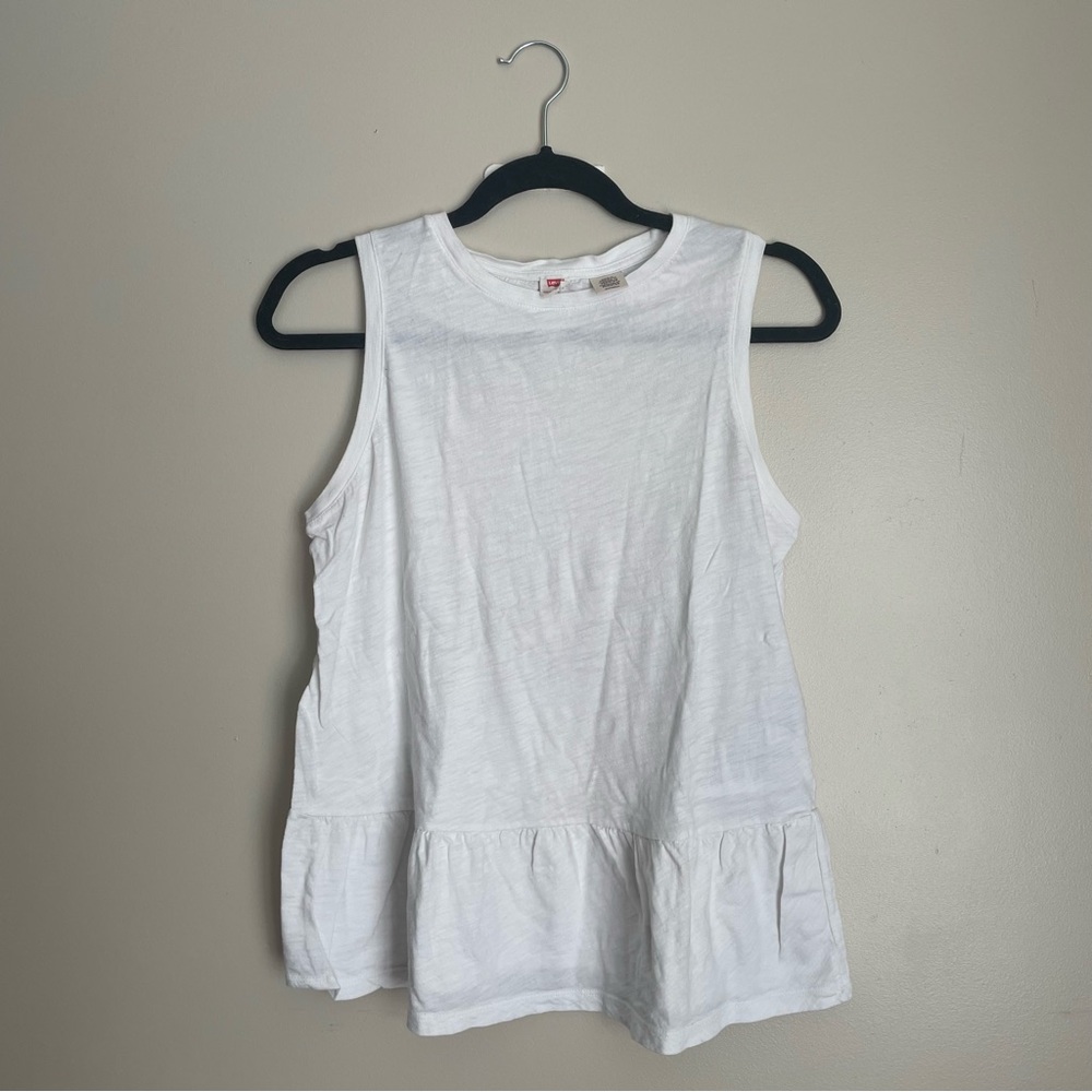 levi’s white tank